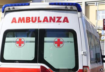 Roma, bimbo incastrato con la mano in un tombino all'asilo