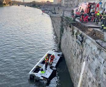Torino, pullman finisce nel fiume Po in centro città Torino, pullman finisce nel fiume Po in centro città