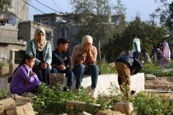 Gaza, Hamas accusa: raid su tenda di sfollati, morti 5 bimbi. Sirene suonano in Israele