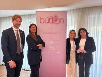 Tumori, l'indagine: &quot;Aderenza alle cure per il cancro al seno sottovalutata dal 50% degli italiani&quot;
