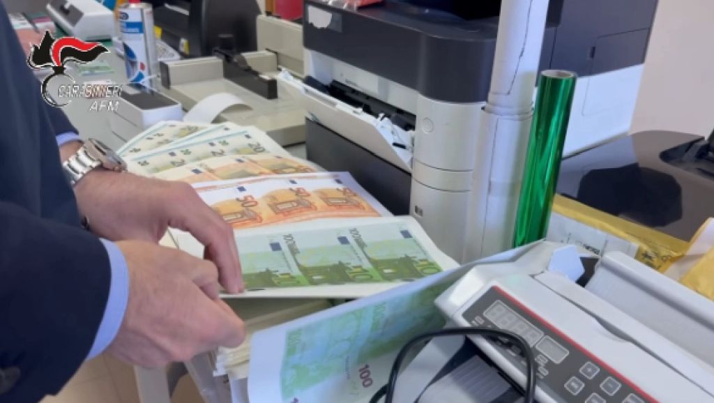 Smantellata a Lecce una stamperia clandestina di banconote false Smantellata a Lecce una stamperia clandestina di banconote false