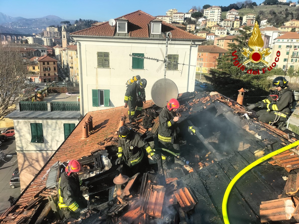 Pontedecimo, in fiamme il tetto di una casa in via Anfossi – Lavocedigenova.it Pontedecimo, in fiamme il tetto di una casa in via Anfossi – Lavocedigenova.it