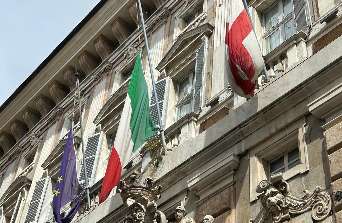 Morte Papa Francesco, a Palazzo Tursi bandiere a mezz’asta – Lavocedigenova.it Morte Papa Francesco, a Palazzo Tursi bandiere a mezz’asta – Lavocedigenova.it