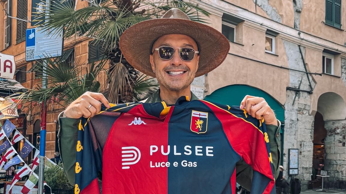 “Questa foto non vi diludirà”. Anche Joe Bastianich in posa con la maglia del Genoa
