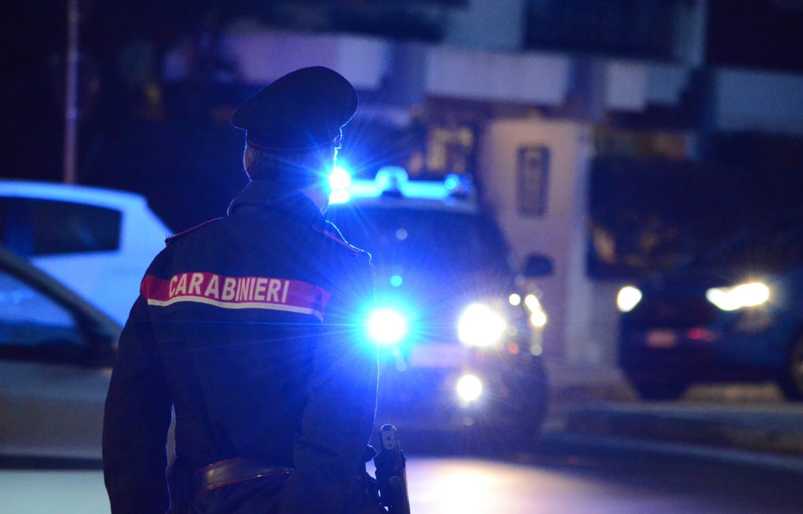 Carabiniere e pattuglia di notte, fotografia di repertorio della Voce di Genova