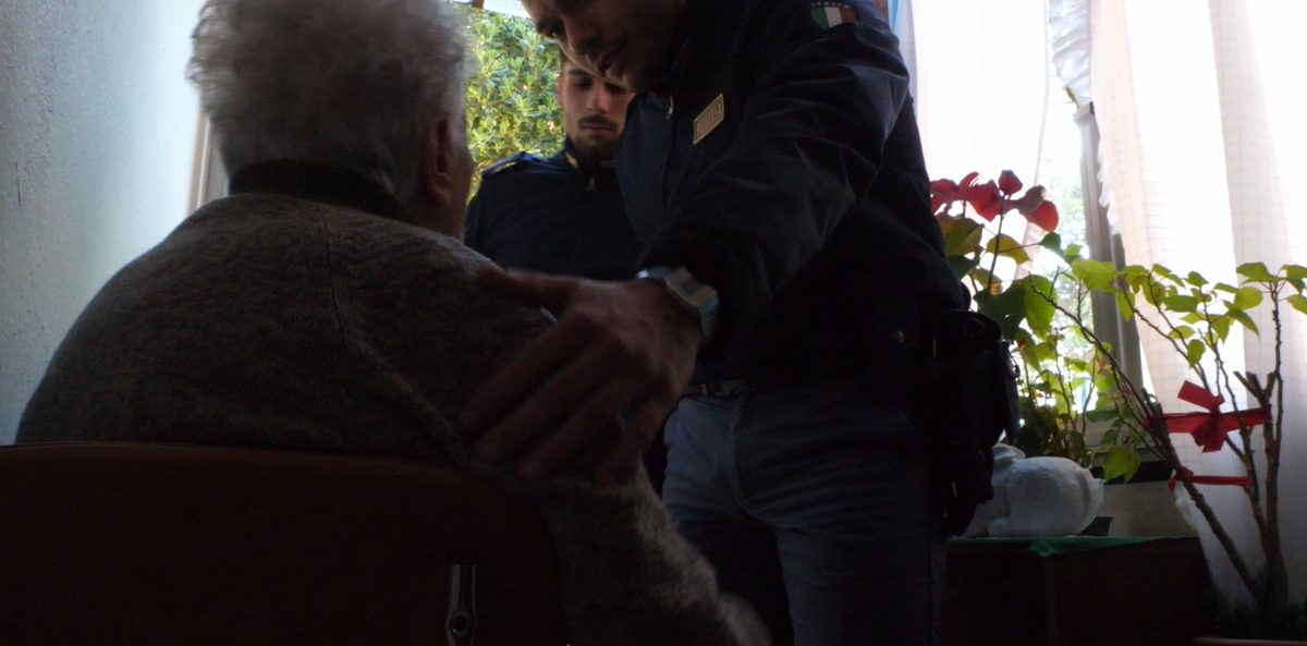 Via Luccoli, si finge poliziotto e raggira due anziani in casa: arrestato con soldi e gioielli