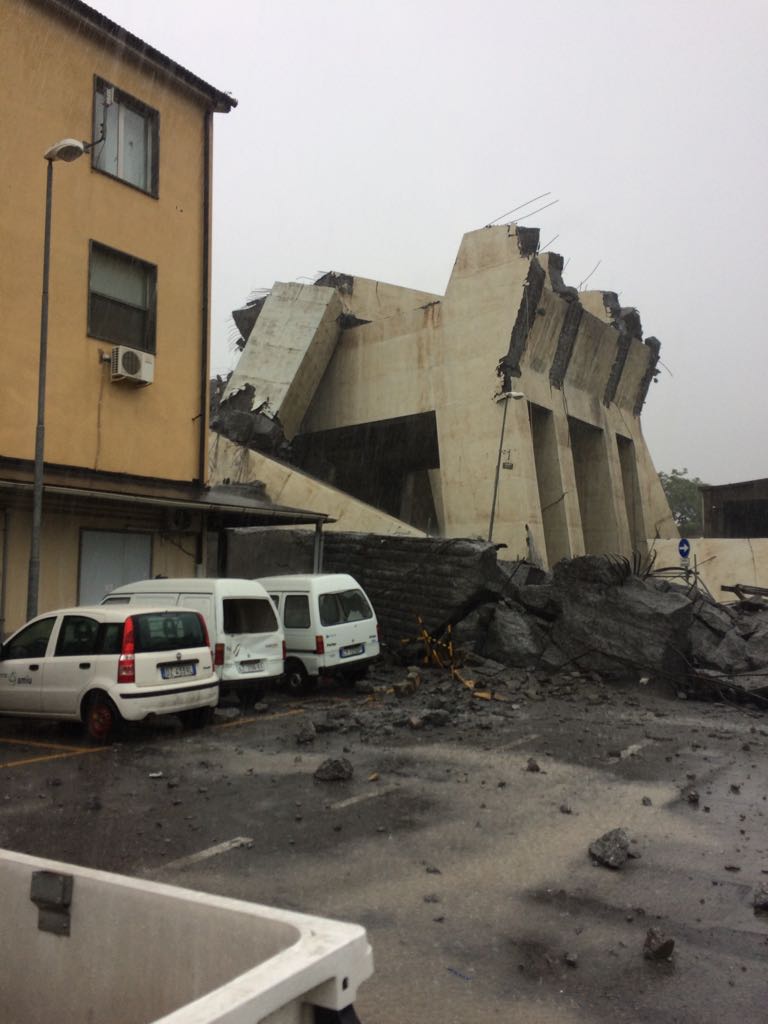 Crollo ponte: rischio pioggia con la "diga" delle macerie nel torrente Crollo ponte: rischio pioggia con la "diga" delle macerie nel torrente