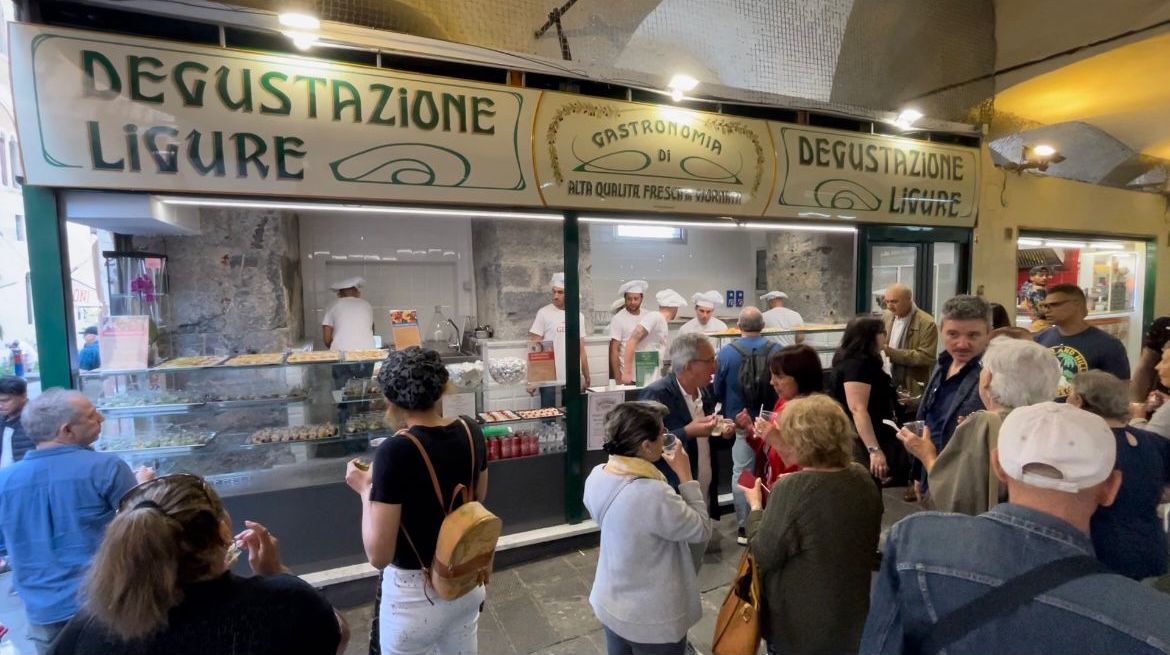 “Saracinesche aperte contro il degrado”, a Sottoripa apre 'Degustazione Ligure' (Foto e Video)