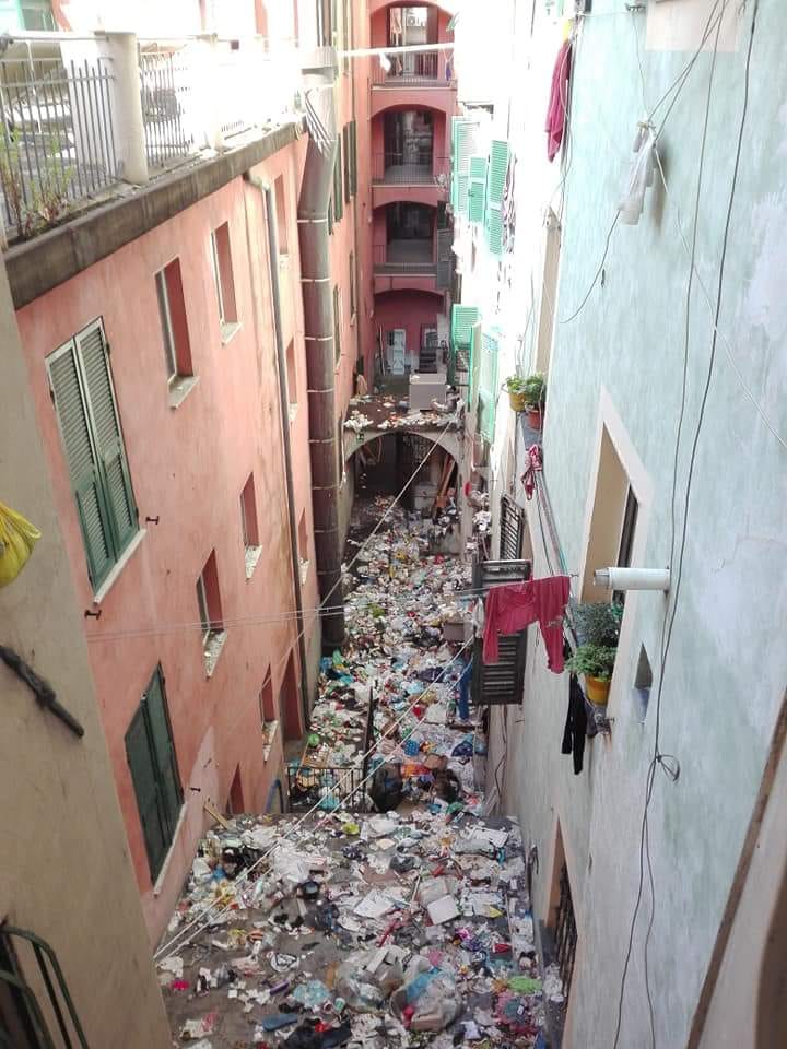 Centro Storico: una discarica in Via Prè Centro Storico: una discarica in Via Prè