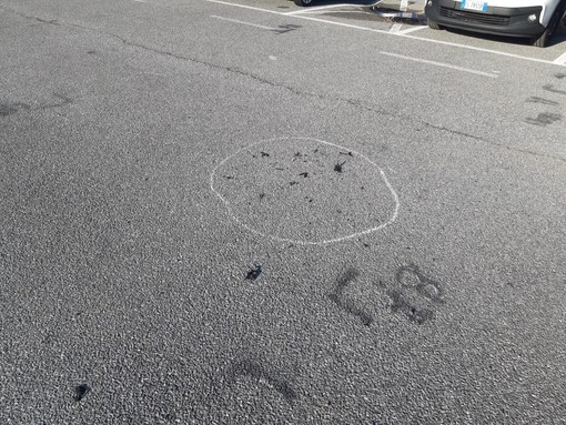 Ragazza si dà fuoco: il padre si tolse la vita incendiandosi nello stesso piazzale Ragazza si dà fuoco: il padre si tolse la vita incendiandosi nello stesso piazzale