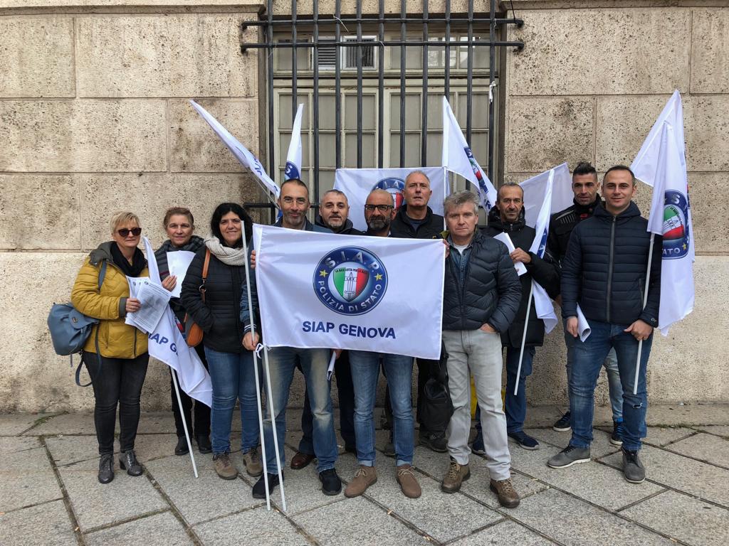 Polemica dal Siap per la visita di Salvini agli ultrà milanisti: "Così il ministro non ci aiuta a lavorare" Polemica dal Siap per la visita di Salvini agli ultrà milanisti: "Così il ministro non ci aiuta a lavorare"