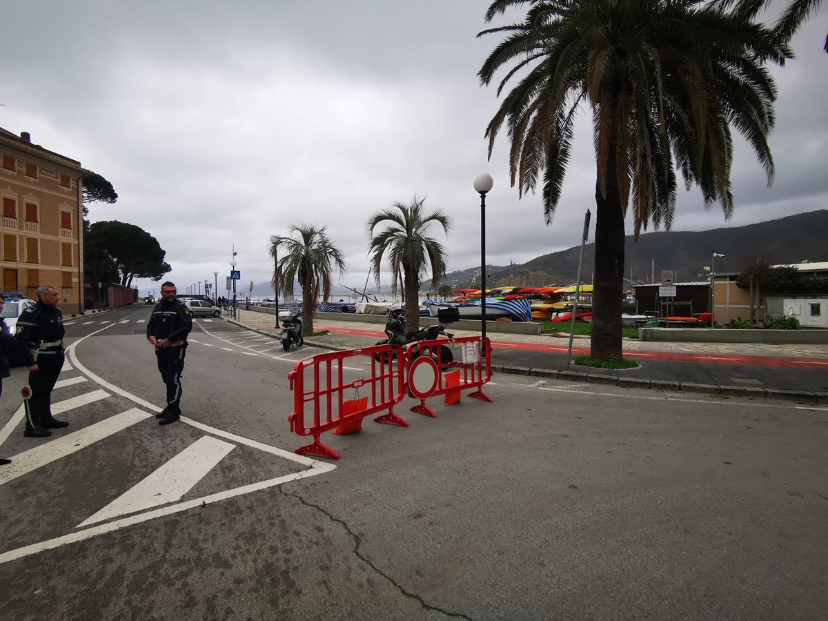 Allerta per mareggiata, a Sestri Levante chiuso un tratto di passeggiata mare