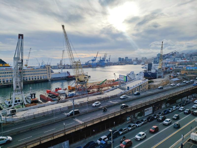Vento di tempesta su Genova: raffiche da record, sopraelevata chiusa a scooter, furgoni e telonati Vento di tempesta su Genova: raffiche da record, sopraelevata chiusa a scooter, furgoni e telonati