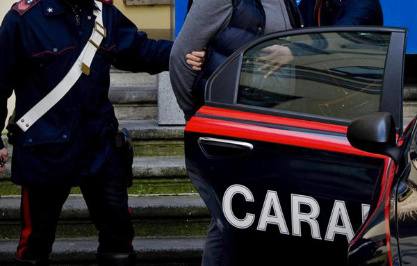 Chiavari: ai domiciliari per aver accoltellato la figlia, ustiona la madre