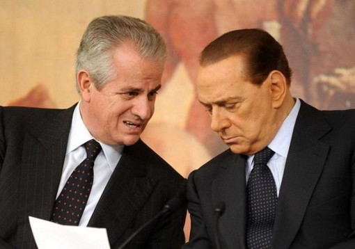 Morte di Silvio Berlusconi, l'ex ministro Scajola in lacrime: "Se ne va un perseguitato, mancherà" (Video) Morte di Silvio Berlusconi, l'ex ministro Scajola in lacrime: "Se ne va un perseguitato, mancherà" (Video)