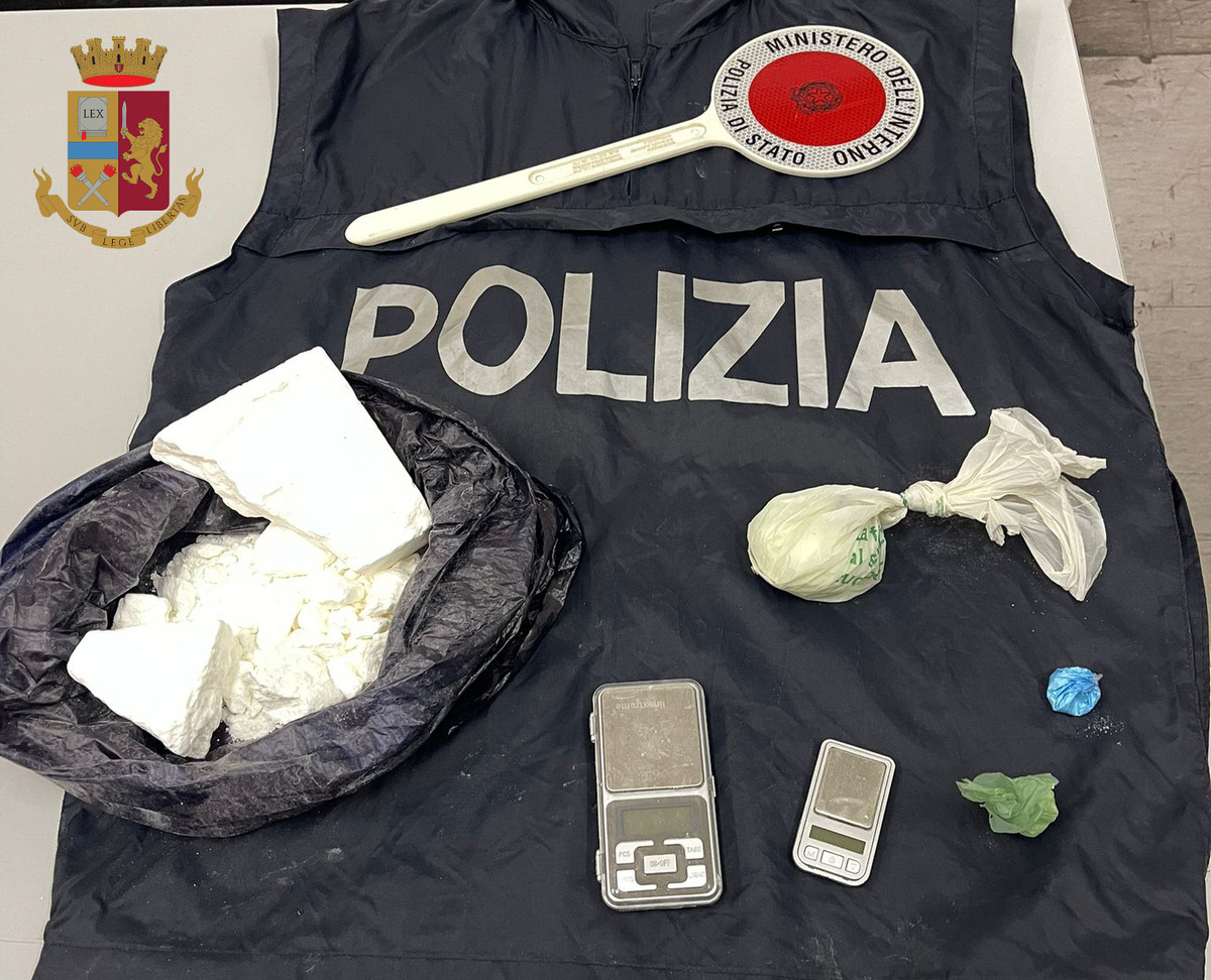 In casa oltre 700 grammi di cocaina purissima: arrestati in tre. Tra loro un minorenne In casa oltre 700 grammi di cocaina purissima: arrestati in tre. Tra loro un minorenne
