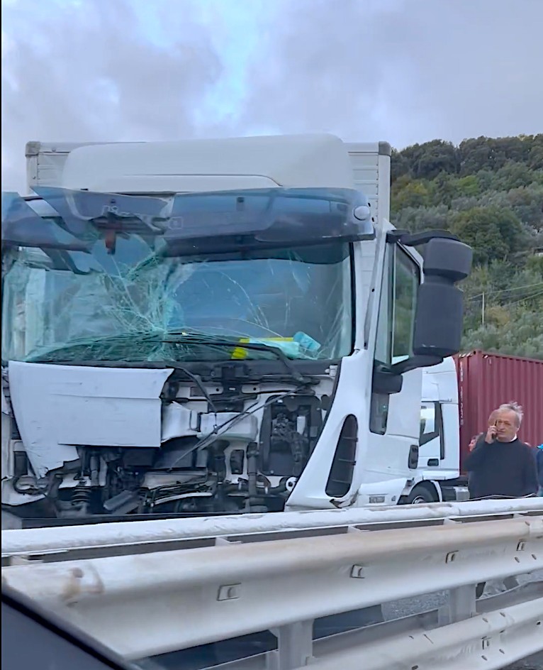 Scontro tra due camion, un furgone e un'auto, traffico bloccato in A12 (Video) Scontro tra due camion, un furgone e un'auto, traffico bloccato in A12 (Video)