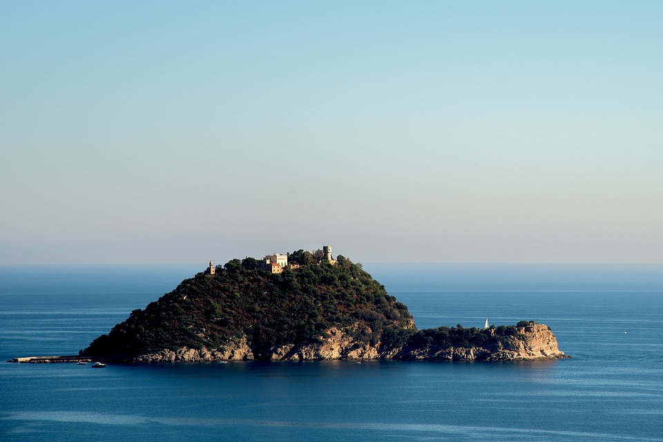 Leggenda e segreti dell’isola Gallinara sul mare di Albenga Leggenda e segreti dell’isola Gallinara sul mare di Albenga