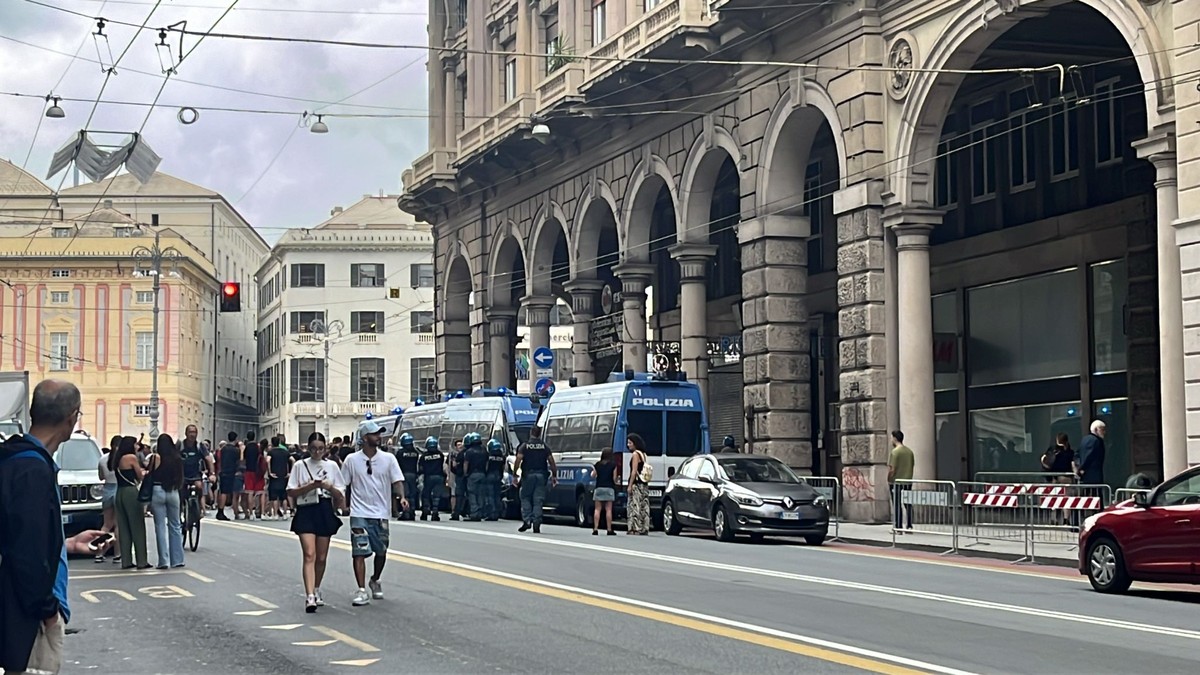 ‘Fuori i fascisti dalle città’: manifestazione in via XX Settembre contro Forza Nuova ‘Fuori i fascisti dalle città’: manifestazione in via XX Settembre contro Forza Nuova