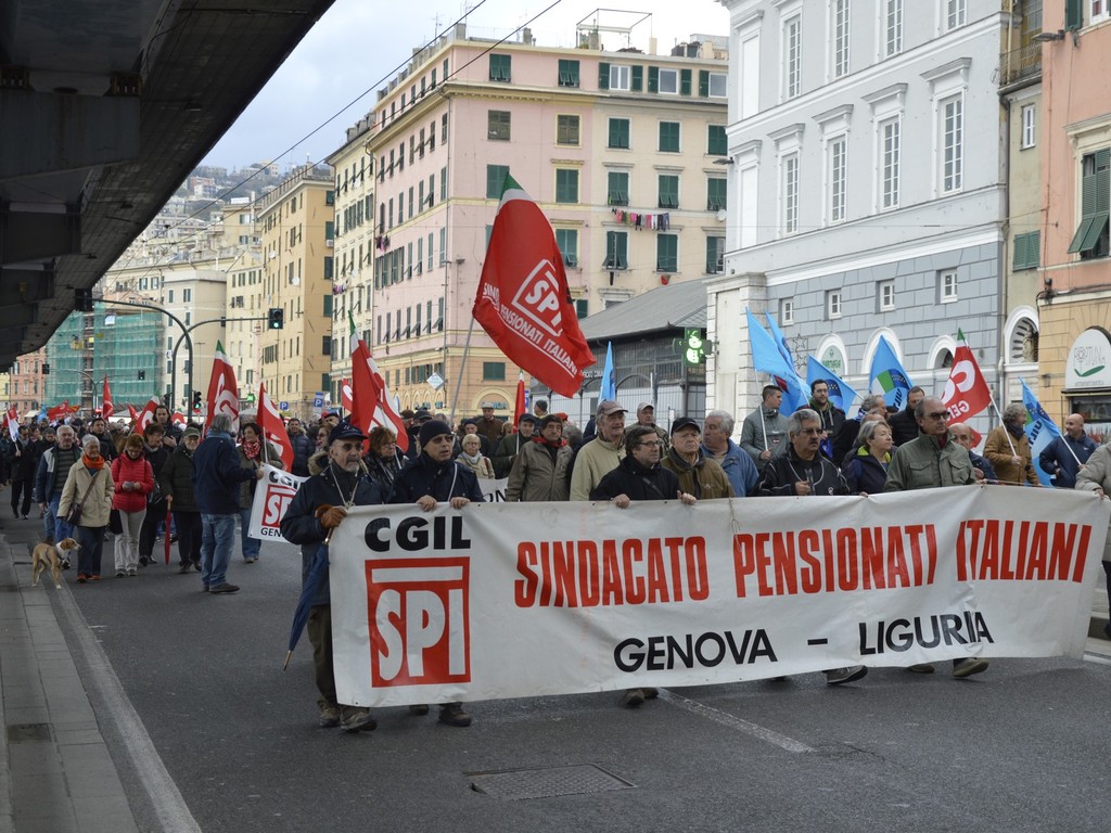 Tagli alle pensioni, sindacati in presidio contro la manovra del Governo Tagli alle pensioni, sindacati in presidio contro la manovra del Governo