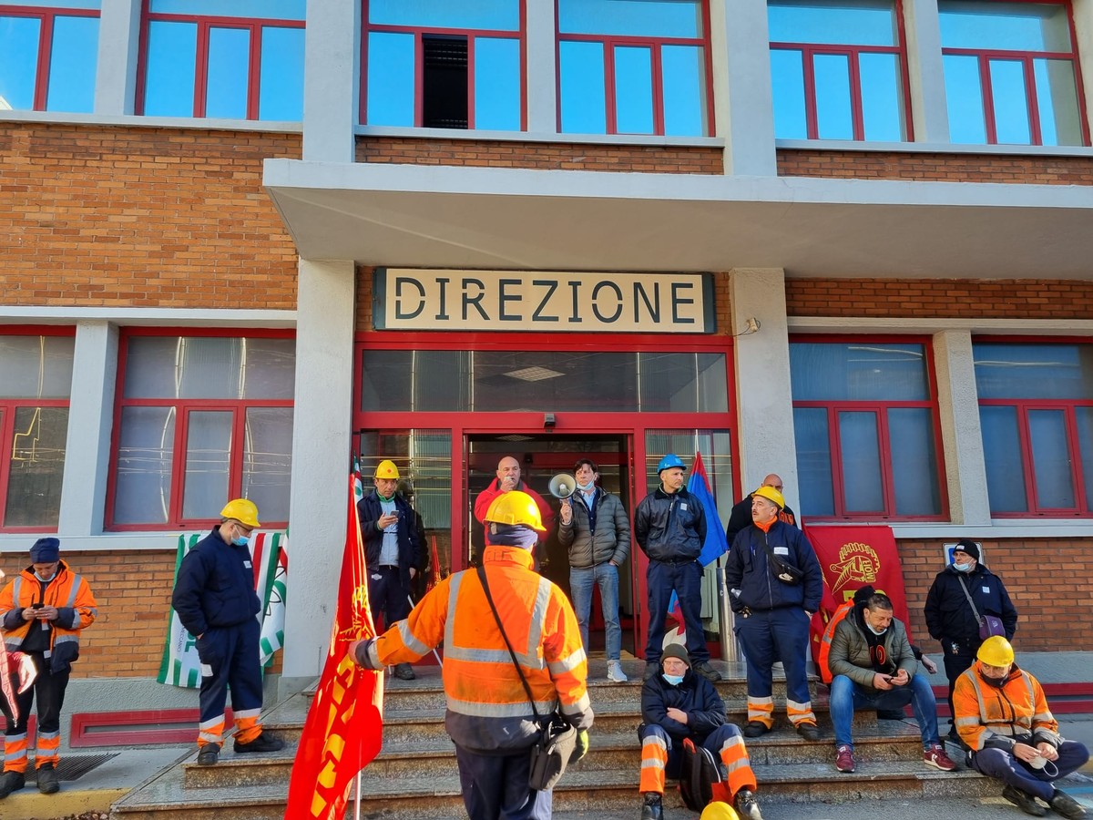 Ex Ilva, sciopero dei lavoratori, invasa la direzione dello stabilimento Ex Ilva, sciopero dei lavoratori, invasa la direzione dello stabilimento