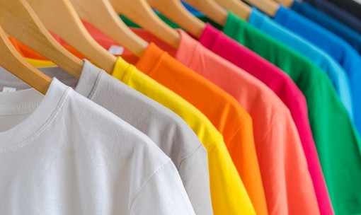 La maglietta: un must nel guardaroba di ogni uomo La maglietta: un must nel guardaroba di ogni uomo