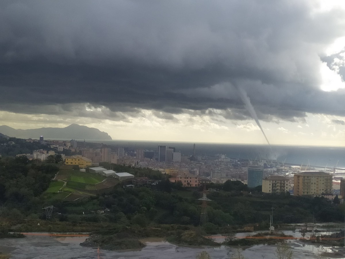 Maltempo in Liguria: tromba d'aria a Voltri, ferito da oggetto 17enne
