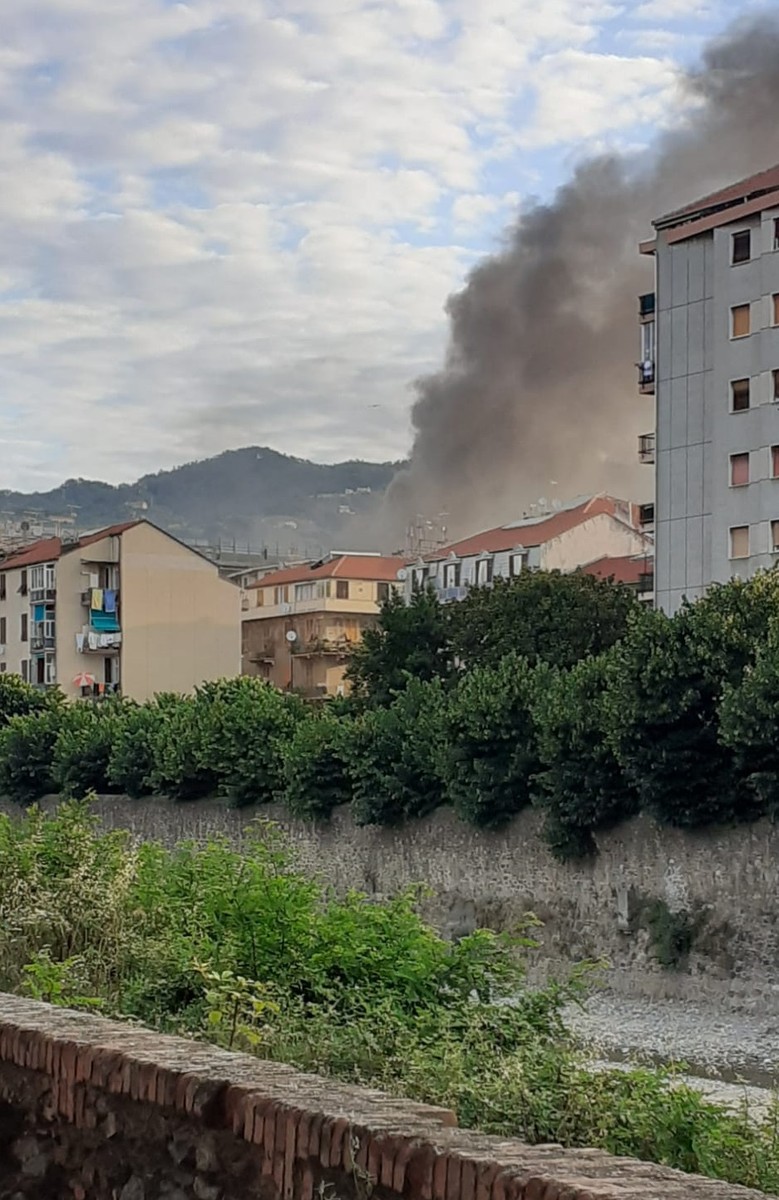 Camion in fiamme sulla A10 tra Albisola e Savona: traffico bloccato in entrambe le direzioni Camion in fiamme sulla A10 tra Albisola e Savona: traffico bloccato in entrambe le direzioni