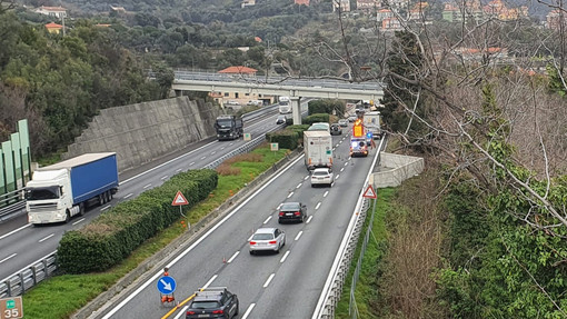 Forte vento sulla A10 Genova-Savona: divieto di transito a telonati, furgonati e caravan Forte vento sulla A10 Genova-Savona: divieto di transito a telonati, furgonati e caravan