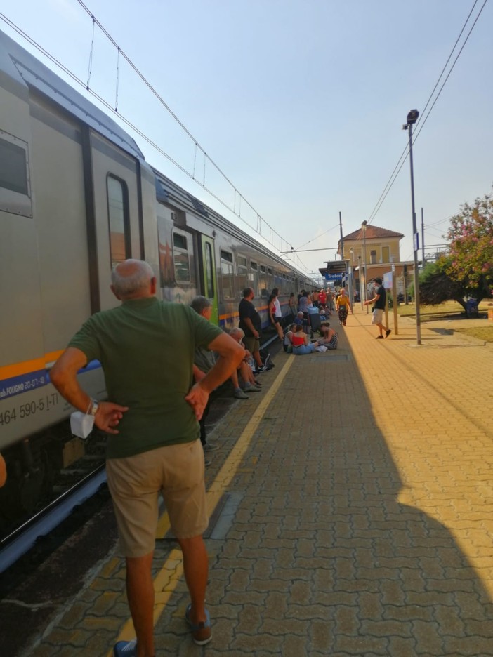 Incendio lungo la ferrovia a Trofarello blocca tutti i treni per la Liguria: convogli fermi per ore sotto il sole Incendio lungo la ferrovia a Trofarello blocca tutti i treni per la Liguria: convogli fermi per ore sotto il sole