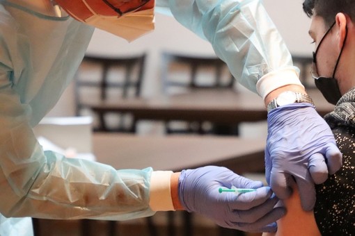 Covid, la prossima settimana via alle prenotazioni della terza dose per gli operatori sanitari e ultrafragili over 60 Covid, la prossima settimana via alle prenotazioni della terza dose per gli operatori sanitari e ultrafragili over 60
