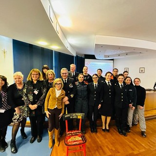 La sedia rossa contro la violenza di genere presso la Sala “7 Maggio” della Capitaneria di Porto di Genova