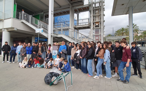 “Il mare comincia qui”: al Porto Antico di Genova nasce un modello contro l’inquinamento da mozziconi