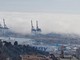 Caligo a Genova: il porto e la città avvolti dalla nebbia