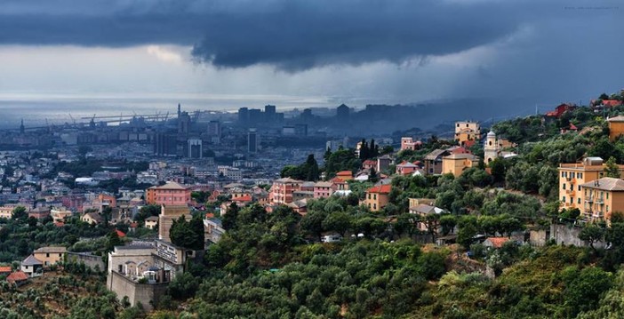 L'arrivo del temporale su Genova (foto di Danilo Mazzanti) L'arrivo del temporale su Genova (foto di Danilo Mazzanti)