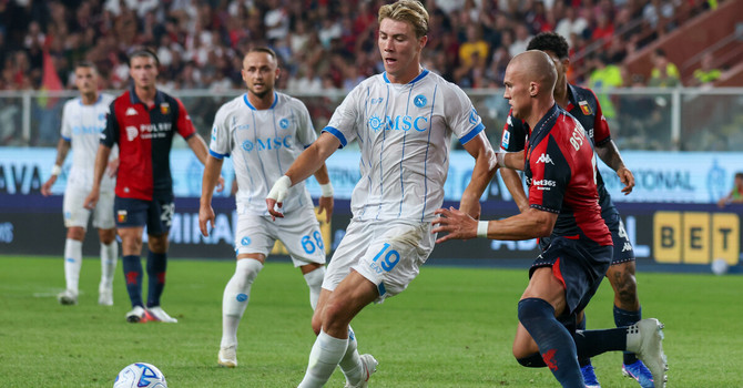 Il Genoa spaventa il Napoli, ma De Bruyne e Vergara (con Di Bello e il VAR nel mirino) firmano i tre punti nel finale: rossoblu ko 2-0 all'esordio Il Genoa spaventa il Napoli, ma De Bruyne e Vergara (con Di Bello e il VAR nel mirino) firmano i tre punti nel finale: rossoblu ko 2-0 all'esordio