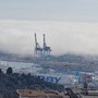 Caligo a Genova: il porto e la città avvolti dalla nebbia