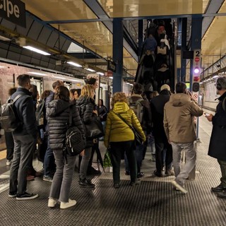 Guasto alla rete elettrica: linea metro interrotta nella stazione di Principe