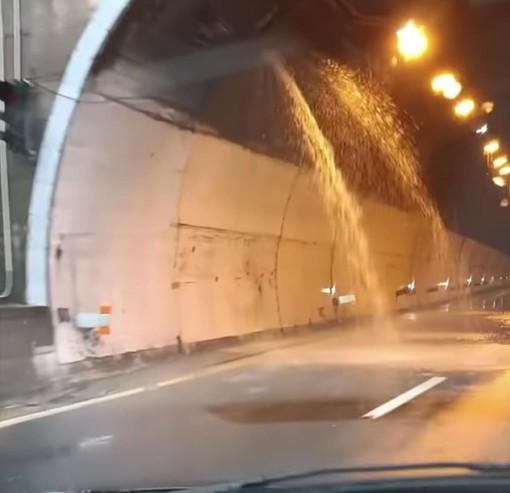 Geyser nella galleria ‘Camaldoli’ sulla A12, per la Regione non ci sono problemi di sicurezza: “Nessun cedimento o difetti strutturali” Geyser nella galleria ‘Camaldoli’ sulla A12, per la Regione non ci sono problemi di sicurezza: “Nessun cedimento o difetti strutturali”