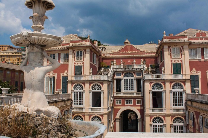 Cultura, lavoratori in presidio davanti a Palazzo Reale: “Organici ridotti fino al 50%, servizi a rischio”