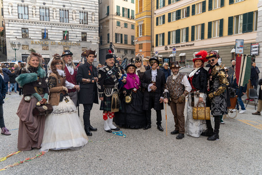 Danze popolari e costumi tradizionali, in migliaia per la festa del carnevale a Genova