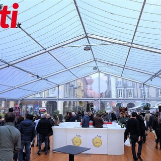La tensostruttura che ospiterà la Fiera del tartufo di Asti. Scatti realizzati da Merfephoto-Efrem Zanchettin. La tensostruttura che ospiterà la Fiera del tartufo di Asti. Scatti realizzati da Merfephoto-Efrem Zanchettin.