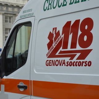 Giovane in auto travolge un gruppo di giovani in piazza Pedegoli a Genova: quattro feriti di cui due minorenni in gravi condizioni
