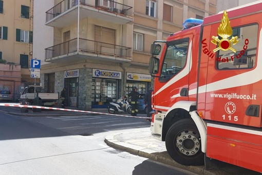 Sestri, fuga di gas da un camioncino alimentato a GPL in via Ciro Menotti