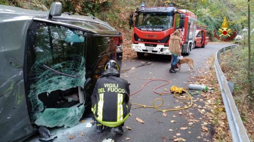 Incidente a Davagna, auto si ribalta in via Calvari Incidente a Davagna, auto si ribalta in via Calvari