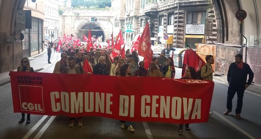 Protesta a Genova per migliorare i servizi educativi, il corteo della Cgil