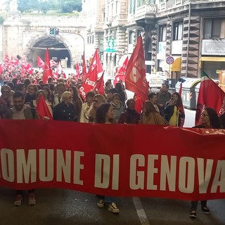 Protesta a Genova per migliorare i servizi educativi, il corteo della Cgil