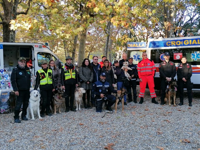 Al parco dell'Acquasola la Giornata del cane: oltre 40 alla sfilata "Belli di brutto" (foto)