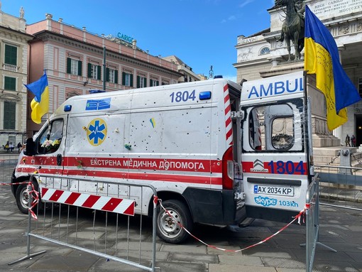 L’ambulanza crivellata di colpi: le conseguenze della guerra mostrate a De Ferrari per sensibilizzare le persone L’ambulanza crivellata di colpi: le conseguenze della guerra mostrate a De Ferrari per sensibilizzare le persone