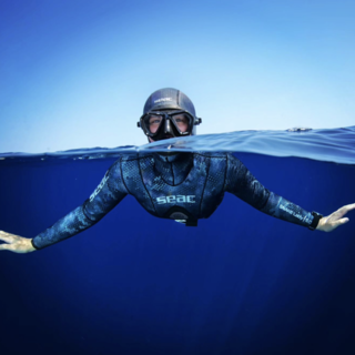 Nuotare sotto trenta centimetri di ghiaccio: Valentina Cafolla insegue il record di apnea